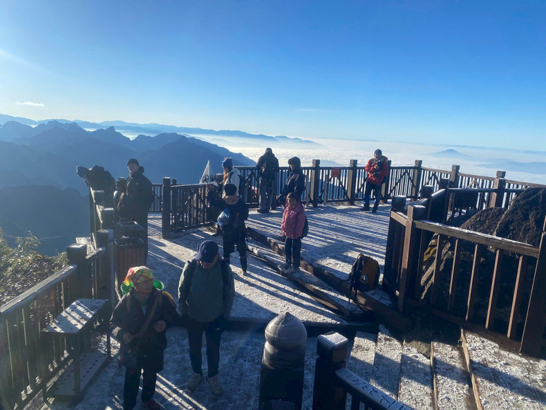 Selon un représentant de Sun World Fansipan Legend, profitant du dernier jour de fonctionnement du téléphérique, de très nombreux touristes se sont rendus tôt le matin au sommet du Fansipan pour contempler l’aube et le paysage enneigé. Photo : Sun World Fansipan Legen