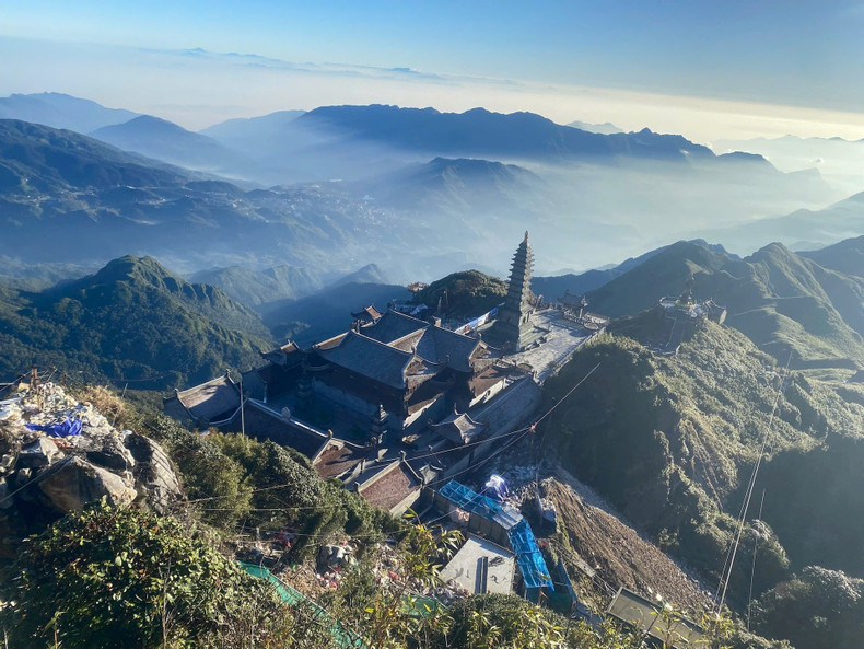 Selon le programme prévu, le téléphérique et le train Muong Hoa reprendront leurs activités à partir du 16 décembre 2025. Quant au train à crémaillère menant au Fansipan, il fonctionnera de nouveau à partir du 18 décembre 2025. Photo : Sun World Fansipan Legen