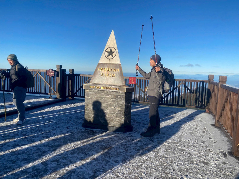 En raison de la baisse des températures en dessous de 0 °C, une fine couche de givre était apparue depuis plusieurs jours autour du sommet du Fansipan (dans la commune de Ta Van, province de Lao Cai). Au matin du 23 novembre, une couche de neige s’est déposée sur le sommet, offrant un spectacle particulièrement saisissant. Photo : Sun World Fansipan Legen