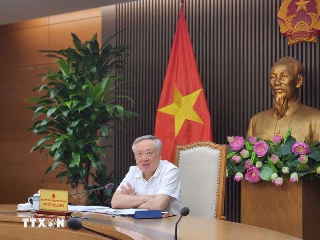 Le vice-Premier ministre permanent Nguyên Hoa Binh s’exprime lors de la réunion. Photo : VNA Le vice-Premier ministre permanent Nguyên Hoa Binh s’exprime lors de la réunion. Photo : VNA