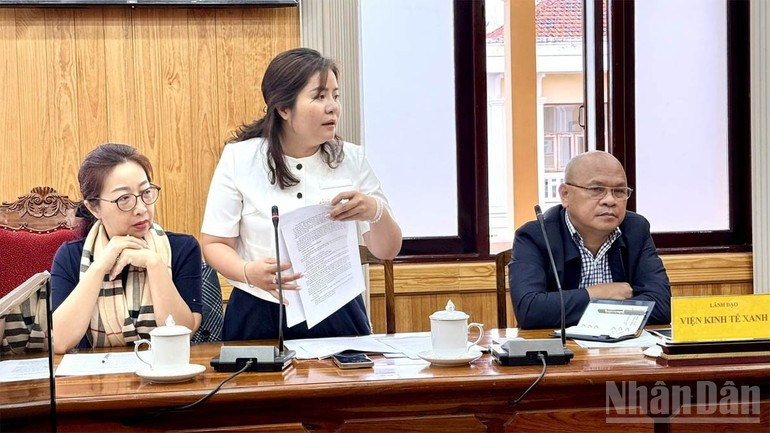 Les experts de l’Institut de l’économie verte proposent aux autorités de Lam Dong de lancer le projet de coopération Vietnam – Cuba dans le développement de la biotechnologie. Photo : NDEL Les experts de l’Institut de l’économie verte proposent aux autorités de Lam Dong de lancer le projet de coopération Vietnam – Cuba dans le développement de la biotechnologie. Photo : NDEL