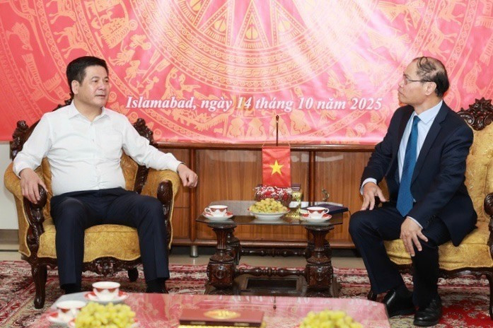 Le ministre vietnamien de l'Industrie et du Commerce, Nguyen Hong Dien (à gauche), travaille avec l'ambassadeur vietnamien au Pakistan Pham Anh Tuan, le 14 octobre à Islamabad. Photo : ambassade du Vietnam au Pakistan Le ministre vietnamien de l'Industrie et du Commerce, Nguyen Hong Dien (à gauche), travaille avec l'ambassadeur vietnamien au Pakistan Pham Anh Tuan, le 14 octobre à Islamabad. Photo : ambassade du Vietnam au Pakistan