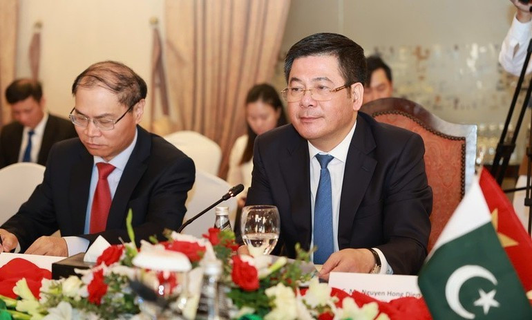 Le ministre vietnamien de l'Industrie et du Commerce, Nguyen Hong Dien (à droite), et l'ambassadeur vietnamien au Pakistan Pham Anh Tuan, lors du Forum d'affaires Vietnam – Pakistan. Photo : congthuong.vn Le ministre vietnamien de l'Industrie et du Commerce, Nguyen Hong Dien (à droite), et l'ambassadeur vietnamien au Pakistan Pham Anh Tuan, lors du Forum d'affaires Vietnam – Pakistan. Photo : congthuong.vn