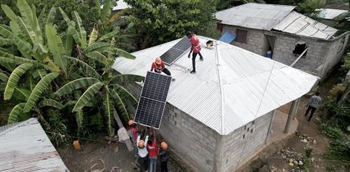 Le réseau électrique d'Haïti est constitué de plusieurs mini-réseaux résidentiels, permettant aux ménages d'une même zone de partager l'électricité entre eux. Photo : GEA Le réseau électrique d'Haïti est constitué de plusieurs mini-réseaux résidentiels, permettant aux ménages d'une même zone de partager l'électricité entre eux. Photo : GEA