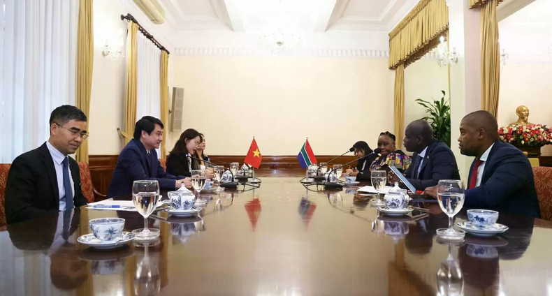 Lors de la rencontre entre le vice-ministre vietnamien des Affaires étrangères, Le Anh Tuan, et le ministre sud-africain des Affaires étrangères et de la Coopération internationale, Ronald Lamola, le 22 octobre à Hanoi. Photo : baoquocte.vn Lors de la rencontre entre le vice-ministre vietnamien des Affaires étrangères, Le Anh Tuan, et le ministre sud-africain des Affaires étrangères et de la Coopération internationale, Ronald Lamola, le 22 octobre à Hanoi. Photo : baoquocte.vn