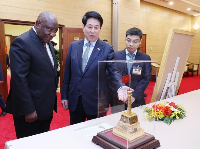 Le président Luong Cuong (centre) offre un cadeau au président sud-africain Matamela Cyril Ramaphosa. Photo : VNA. Le président Luong Cuong (centre) offre un cadeau au président sud-africain Matamela Cyril Ramaphosa. Photo : VNA.