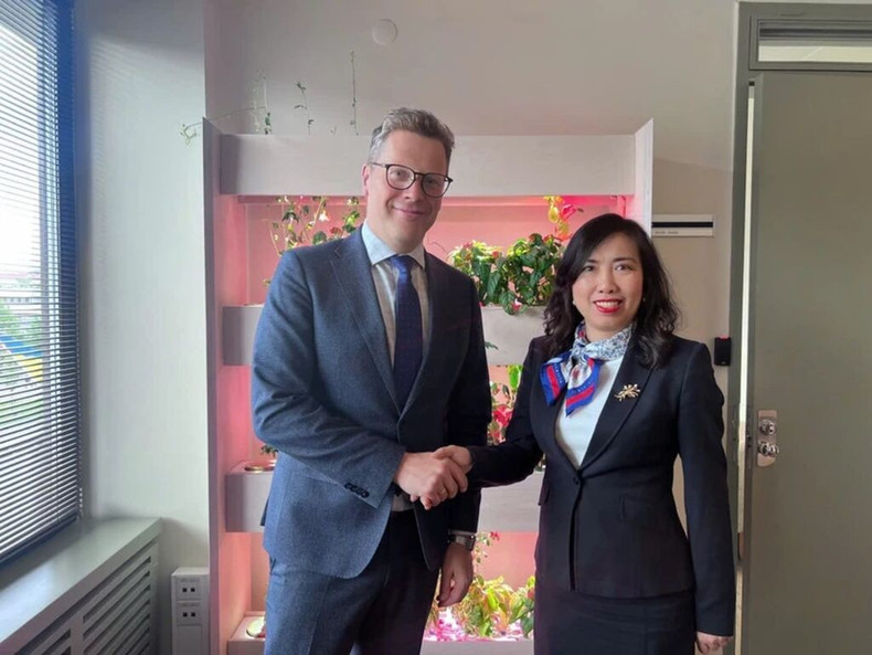 La vice-ministre vietnamienne des Affaires étrangères, Lê Thi Thu Hang (à droite), et le secrétaire d’État estonien aux Affaires étrangères, Martin Roger. Photo : VNA hang.jpg
