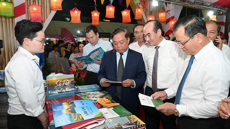 Le thème « Voyager à Lao Cai – Connecter les aspirations vertes » traduit la détermination du secteur du tourisme de Lao Cai à se transformer fortement vers un développement durable. Photo : NDEL. 2.jpg