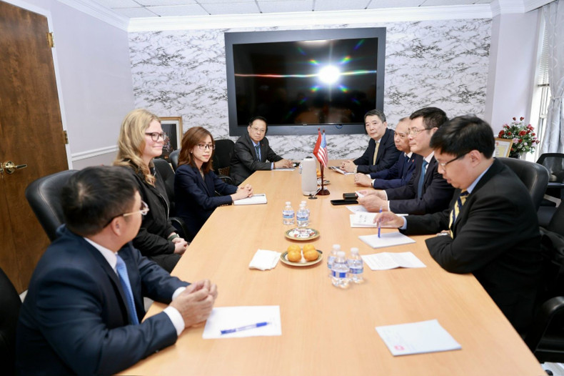 Séance de travail entre le ministre vietnamien de l'Industrie et du Commerce, Nguyen Hong Dien, et le groupe Walmart. Photo : baodautu.vn wal.jpg