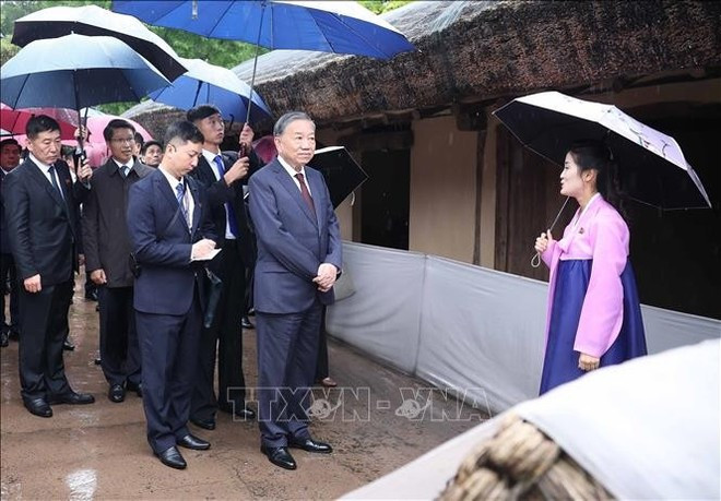 e secrétaire général du Parti communiste du Vietnam (PCV), To Lam, visite Mangyongdae, la ville natale du président Kim Il Sung, le 10 octobre. Photo . VNA e secrétaire général du Parti communiste du Vietnam (PCV), To Lam, visite Mangyongdae, la ville natale du président Kim Il Sung, le 10 octobre. Photo . VNA