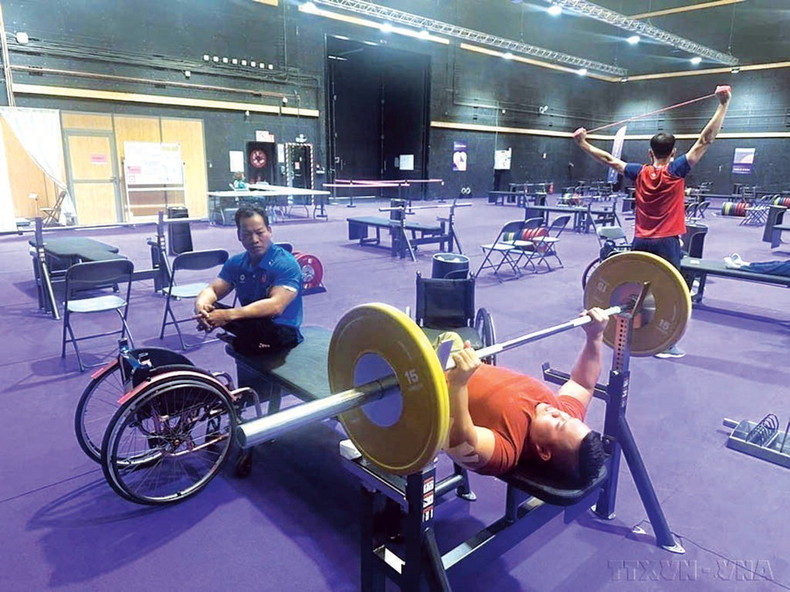 Sur les quelque 7 millions de personnes handicapées au Vietnam, environ 30.000 pratiquent régulièrement une activité sportive. Photo : VNA Sur les quelque 7 millions de personnes handicapées au Vietnam, environ 30.000 pratiquent régulièrement une activité sportive. Photo : VNA