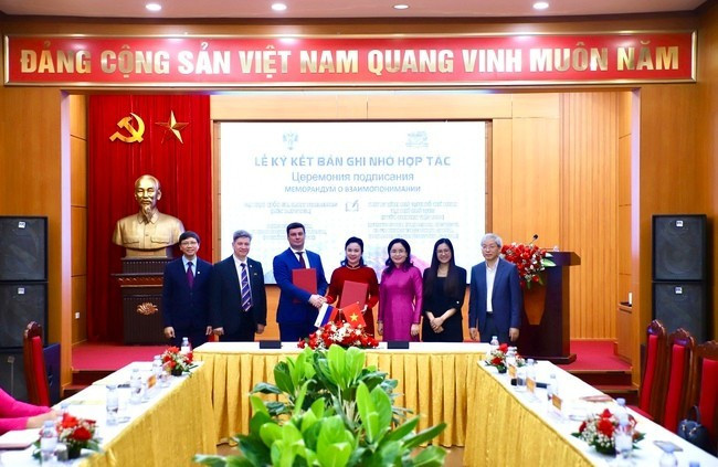 Signature du protocole d&apos;accord entre la Zone des vestiges du Président Hô Chi Minh au Palais présidentiel et l’Université d’État de Saint-Pétersbourg. Photo: VNA