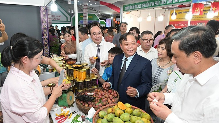 La foire est une occasion pour la province de Lao Cai de créer un nouvel élan pour son tourisme, de promouvoir son image en tant que destination attrayante et à riche potentiel de croissance, ainsi que d’affirmer sa position en tant que centre de connexion régionale et internationale. Photo : NDEL. 1.jpg
