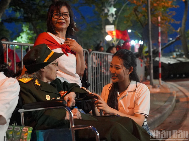 « Je suis immensément fière de revivre dans cette atmosphère héroïque. Jusqu’à aujourd’hui, je garde gravées dans mon cœur les paroles du Président Ho Chi Minh, et je raconte quotidiennement ses histoires à mes enfants et petits-enfants pour les inciter à suivre son exemple moral », confie Mme Hop. « Je suis immensément fière de revivre dans cette atmosphère héroïque. Jusqu’à aujourd’hui, je garde gravées dans mon cœur les paroles du Président Ho Chi Minh, et je raconte quotidiennement ses histoires à mes enfants et petits-enfants pour les inciter à suivre son exemple moral », confie Mme Hop.