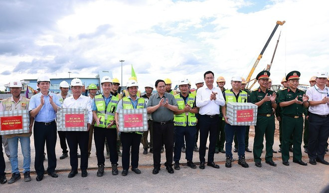 Le Premier ministre Pham Minh Chinh rencontre et offre des cadeaux aux unités de construction du terminal passagers T2 de l'aéroport de Dong Hoi. Photo : VNA. Le Premier ministre Pham Minh Chinh rencontre et offre des cadeaux aux unités de construction du terminal passagers T2 de l'aéroport de Dong Hoi. Photo : VNA.