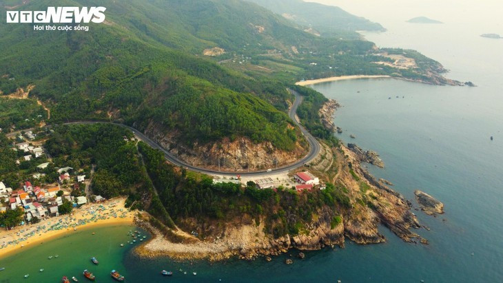 La route nationale 1D, poétique et maritime, relie Binh Dinh à Phu Yên. Elle s’étire sur environ 33 km, dont plus de la moitié traverse le territoire de Binh Dinh. La route nationale 1D, poétique et maritime, relie Binh Dinh à Phu Yên. Elle s’étire sur environ 33 km, dont plus de la moitié traverse le territoire de Binh Dinh.