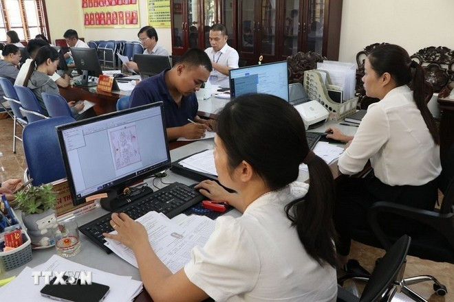 Au Centre de services de l'administration publique de la commune de Kim Thanh, à Hai Phong. Photo : VNA Au Centre de services de l'administration publique de la commune de Kim Thanh, à Hai Phong. Photo : VNA