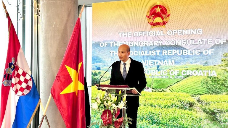 Selon l’ambassadeur vietnamien Bui Le Thai, la création du consulat honoraire du Vietnam à Zagreb reflète clairement la détermination des dirigeants des deux pays à élargir et à approfondir la coopération bilatérale dans tous les domaines. Photo : Ambassade du Vietnam en Hongrie et en Croatie