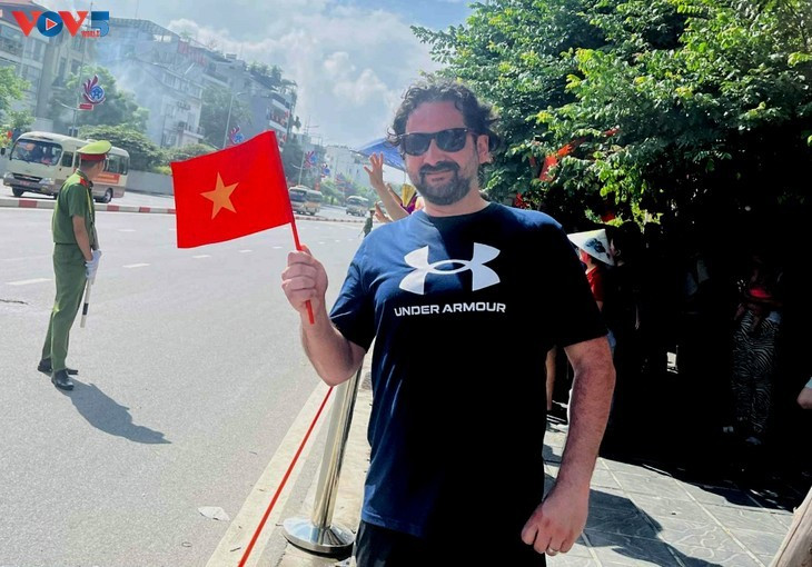 Leo, un touriste britannique, présent dès tôt le matin dans les rues de Hanoï. Photo: VOV5 Leo, un touriste britannique, présent dès tôt le matin dans les rues de Hanoï. Photo: VOV5