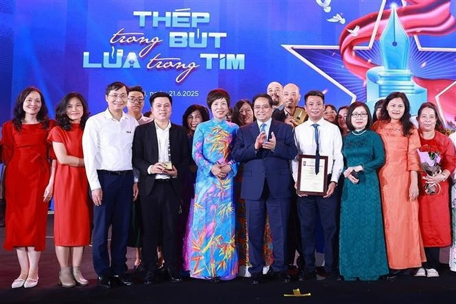 Le Premier ministre Pham Minh Chinh avec les dirigeants de la VNA, les journalistes et les lauréats lors de la cérémonie à Hanoï le 21 juin. Photo : VNA. Le Premier ministre Pham Minh Chinh avec les dirigeants de la VNA, les journalistes et les lauréats lors de la cérémonie à Hanoï le 21 juin. Photo : VNA.