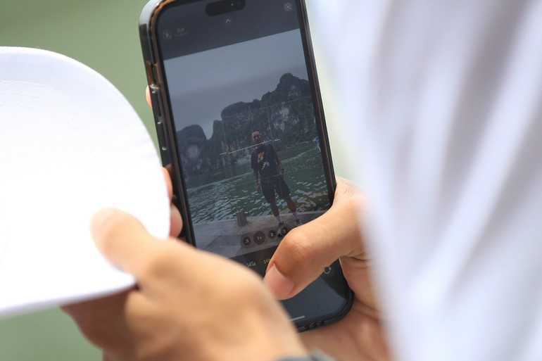 Les joueurs aiment prendre des photos-souvenirs dans la baie de Ha Long. Photo : NDEL Les joueurs aiment prendre des photos-souvenirs dans la baie de Ha Long. Photo : NDEL