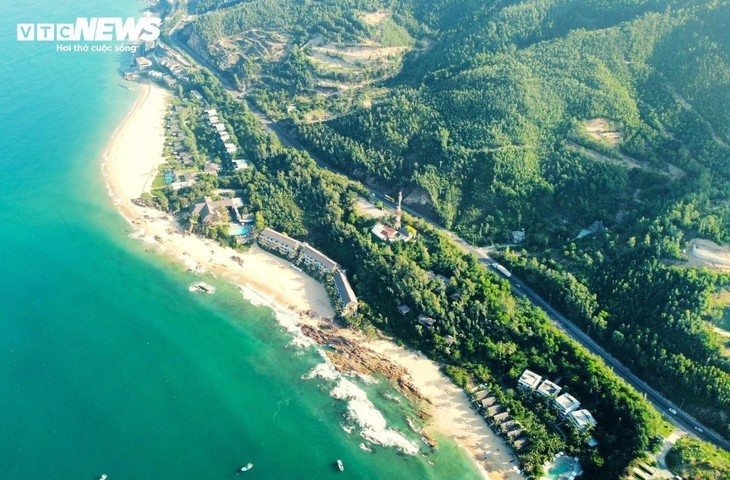 De part et d’autre de la route, un tableau naturel fascinant: plages vierges comme Dai, Xep ou encore Bàu... Le décor de nombreux films célèbres, parfait pour admirer le lever du soleil ou écouter le ressac tropical. De part et d’autre de la route, un tableau naturel fascinant: plages vierges comme Dai, Xep ou encore Bàu... Le décor de nombreux films célèbres, parfait pour admirer le lever du soleil ou écouter le ressac tropical.