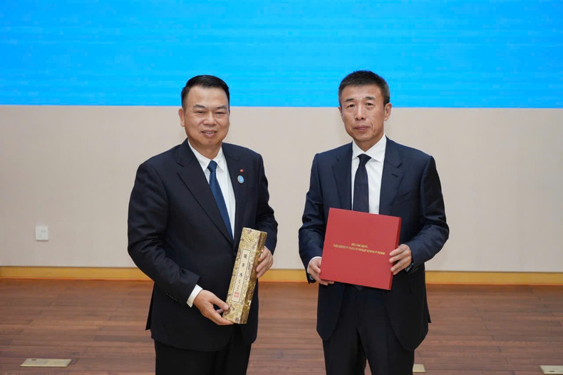 Le vice-ministre vietnamien des Finances, Nguyen Duc Chi, a souligné l’importance de renforcer la coopération et le partage d’expériences entre les communautés d’affaires vietnamiennes et chinoises, notamment dans la mise en œuvre des projets conjoints en matière d’économie, de commerce et d’investissement. tq.jpg