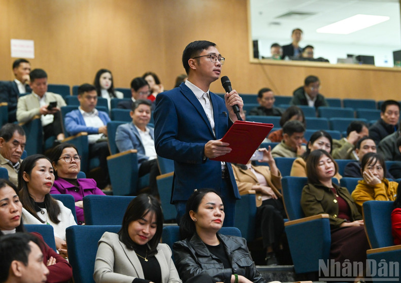 L'électeur Thai Chi Nguyen, du quartier d'Au Lau, s'exprime lors de la rencontre. Photo : Duy Linh/NDEL