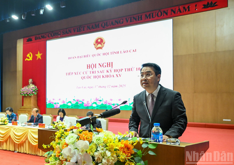 Le président du Comité populaire de la province de Lao Cai, Nguyen Tuan Anh, répond aux opinions et suggestions des électeurs. Photo : Duy Linh/NDEL
