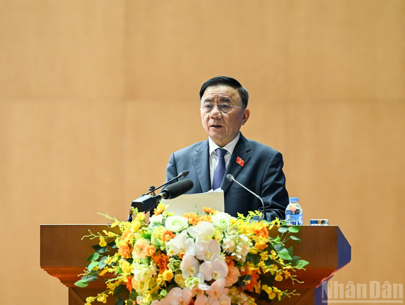 Tran Cam Tu, permanent du Secrétariat du Comité central du Parti, prend la parole lors de la rencontre. Photo : Duy Linh/NDEL