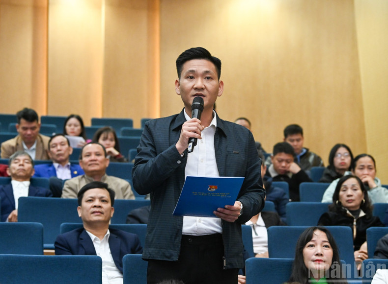 Nguyen Kim Cuong, électeur du quartier de Yen Bai, exprime son opinion lors de la renconre. Photo : Duy Linh/NDEL