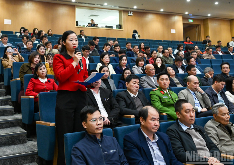 Nguyen Thi Hai, électrice du quartier de Yen Bai, exprime son opinion lors de la renconre. Photo : Duy Linh/NDEL
