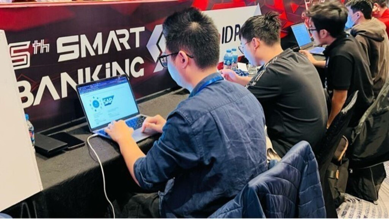 Les ingénieurs en technologie participent à des exercices de cybersécurité dans le secteur financier et bancaire. Photo : VNA