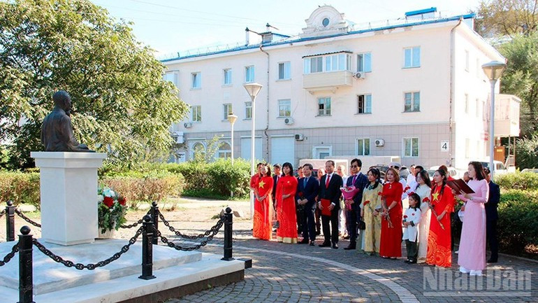Dépôt de gerbe de fleurs à la mémoire du Président Ho Chi Minh à Vladivostok. Photo : Xuan Hung/NDEL Dépôt de gerbe de fleurs à la mémoire du Président Ho Chi Minh à Vladivostok. Photo : Xuan Hung/NDEL