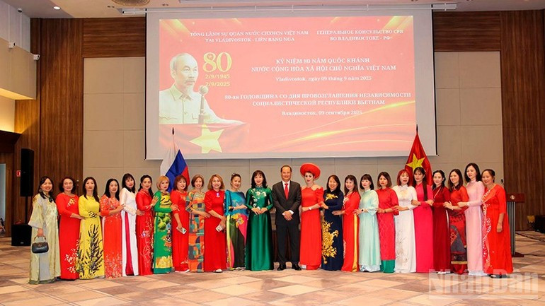 Dans une ambiance conviviale, les invités étrangers ont pu profiter des numéros artistiques imprégnés de la culture traditionnelle vietnamienne, qui ont été interprétés par des Vietnamiens résidant au Primorié et des amis russes. Photo : Xuan Hung/NDEL Dans une ambiance conviviale, les invités étrangers ont pu profiter des numéros artistiques imprégnés de la culture traditionnelle vietnamienne, qui ont été interprétés par des Vietnamiens résidant au Primorié et des amis russes. Photo : Xuan Hung/NDEL