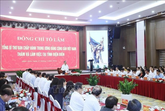 Le secrétaire général du Parti communiste du Vietnam, To Lam, travaille avec le Comité central du Comité du Parti de Dien Bien. Photo : VNA. Le secrétaire général du Parti communiste du Vietnam, To Lam, travaille avec le Comité central du Comité du Parti de Dien Bien. Photo : VNA.