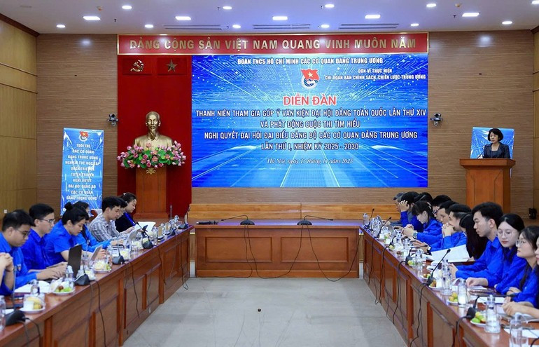 Lors du forum intitulé « La jeunesse des organes centraux du Parti contribue aux documents soumis au XIVᵉ Congrès national du Parti », le 13 novembre à Hanoï. Photo : NDEL