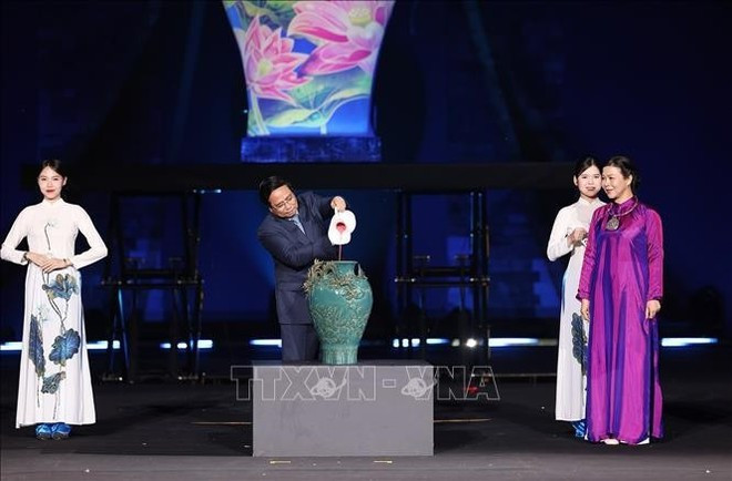 Le Premier ministre Pham Minh Chinh se livre à une peinture cérémonielle de céramiques traditionnelles à cinq couleurs (Photo : VNA) Le Premier ministre Pham Minh Chinh se livre à une peinture cérémonielle de céramiques traditionnelles à cinq couleurs (Photo : VNA)