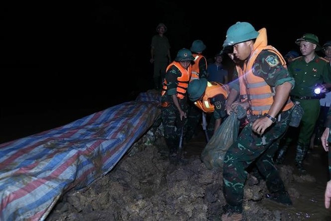 Des forces ont été mobilisées pour renforcer les digues. Photo : VNA Des forces ont été mobilisées pour renforcer les digues. Photo : VNA