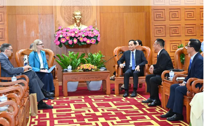 Le secrétaire du Comité du Parti de Hô Chi Minh-Ville, Trân Luu Quang (droite) et Mme Sarah Hooper, consule générale d’Australie. Photo: sggp.org.vn Le secrétaire du Comité du Parti de Hô Chi Minh-Ville, Trân Luu Quang (droite) et Mme Sarah Hooper, consule générale d’Australie. Photo: sggp.org.vn
