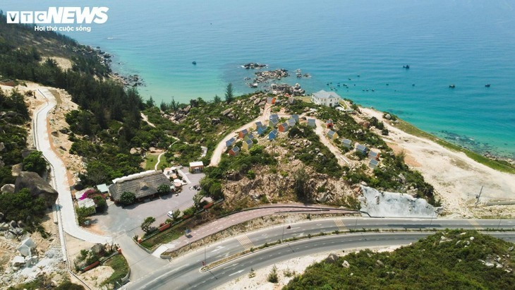 La route Trung Luong - Cat Tiên (district de Phù Cat) dévoile un paysage naturel spectaculaire. Surnommée “le paradis du camping”, elle serpente autour du mont Bà, face à la mer et à d’étranges formations rocheuses. La route Trung Luong - Cat Tiên (district de Phù Cat) dévoile un paysage naturel spectaculaire. Surnommée “le paradis du camping”, elle serpente autour du mont Bà, face à la mer et à d’étranges formations rocheuses.