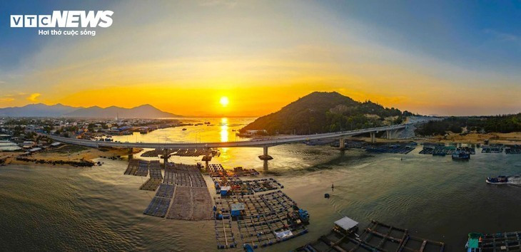 L’un des points forts de la route côtière de Binh Dinh: le pont maritime Dê Gi, inauguré début 2023. Long de près de 400 m, il raccourcit considérablement les trajets entre Cat Khanh et My Thành. L’un des points forts de la route côtière de Binh Dinh: le pont maritime Dê Gi, inauguré début 2023. Long de près de 400 m, il raccourcit considérablement les trajets entre Cat Khanh et My Thành.