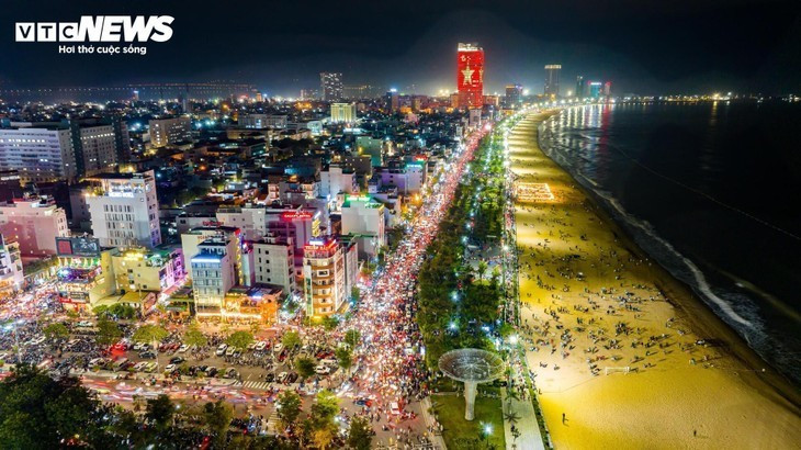 De jour, Xuân Diêu respire la tranquillité. Le soir, elle devient un quartier touristique animé, illuminé de mille feux. De jour, Xuân Diêu respire la tranquillité. Le soir, elle devient un quartier touristique animé, illuminé de mille feux.