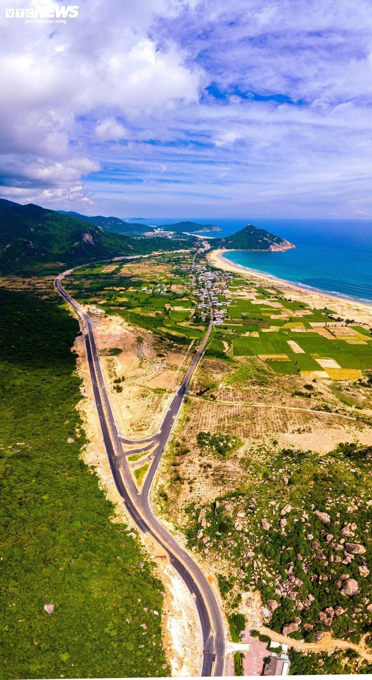 Le tronçon Quy Nhon - Tam Quan, passant par le hameau de Vinh Hôi (Phù Cat). Le tronçon Quy Nhon - Tam Quan, passant par le hameau de Vinh Hôi (Phù Cat).