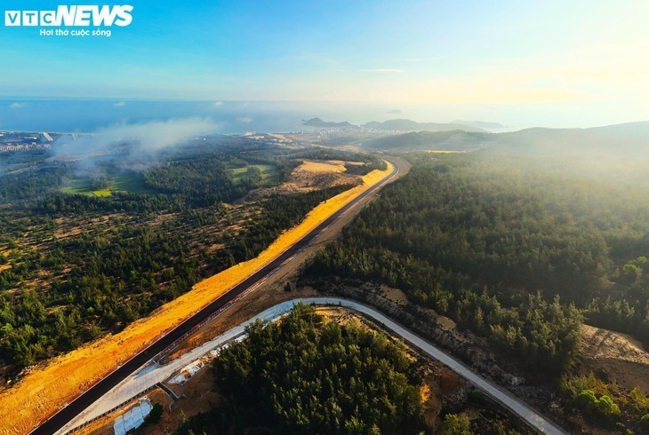 Vue d’en haut, cette route offre une perspective poétique: pins frémissants dans le vent d’un côté, mer bleue et ciel immense de l’autre. Vue d’en haut, cette route offre une perspective poétique: pins frémissants dans le vent d’un côté, mer bleue et ciel immense de l’autre.
