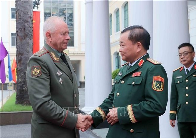 Le vice-ministre vietnamien de la Défense, Hoang Xuan Chiên, et son homologue russe, Alexandre Vassilievitch Fomine. Photo: VNA Le vice-ministre vietnamien de la Défense, Hoang Xuan Chiên, et son homologue russe, Alexandre Vassilievitch Fomine. Photo: VNA