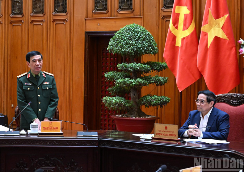 Le général Phan Van Giang, ministre de la Défense, prend la parole lors de la réunion. Photo : Tran Hai/NDEL