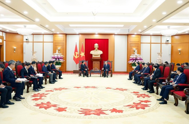 La rencontre entre le secrétaire général du Parti communiste du Vietnam To Lam (droite) et Kuroiwa Yuji, gouverneur de la préfecture de Kanagawa. Photo : VNA