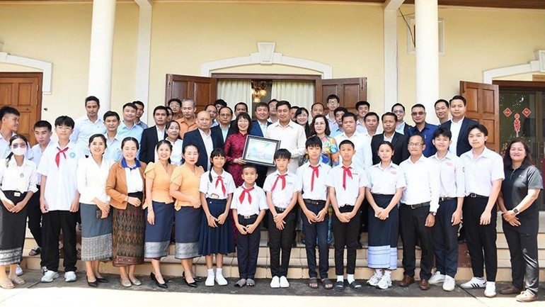 Le secrétaire du Comité du Parti populaire révolutionnaire du Laos et gouverneur de la province de Champassak, Alounxay Sounnalath, a proposé un soutien accru du Vietnam, et plus particulièrement de la province de Cao Bang, dans la promotion de l'enseignement des STEM dans les localités du sud du Laos. Photo : NDEL Le secrétaire du Comité du Parti populaire révolutionnaire du Laos et gouverneur de la province de Champassak, Alounxay Sounnalath, a proposé un soutien accru du Vietnam, et plus particulièrement de la province de Cao Bang, dans la promotion de l'enseignement des STEM dans les localités du sud du Laos. Photo : NDEL