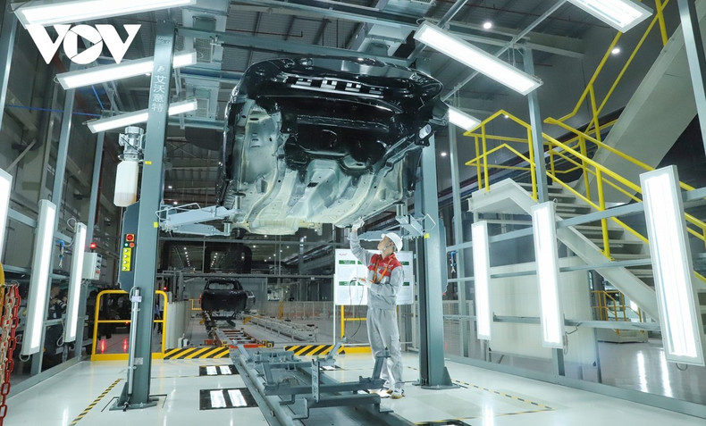 Grâce aux efforts conjugués des autorités et de la population locales, la province de Quang Ninh a enregistré des progrès économiques remarquables, avec une croissance moyenne de 10,4 % par an, un GRDP prévu dépassant 11 000 dollars par habitant en 2025, et une structure économique se transformant durablement vers l’industrie et les services. Photo : VOV